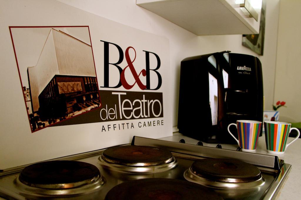 B&B Affittacamere Del Teatro บรินดิซิ ภายนอก รูปภาพ