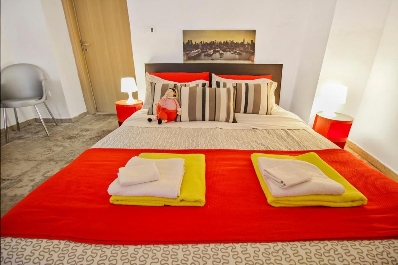 B&B Affittacamere Del Teatro บรินดิซิ ภายนอก รูปภาพ